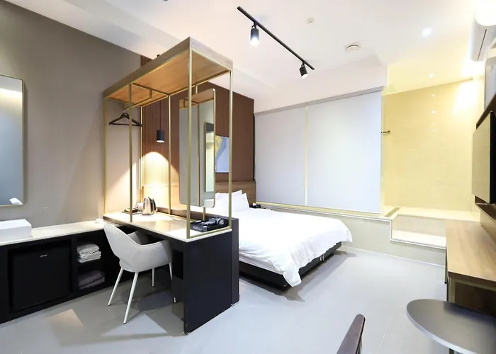 Hotel Almond Station 3*
