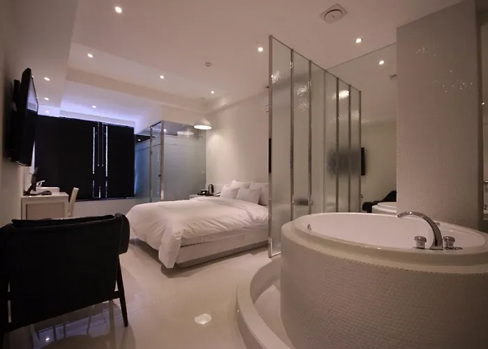 Almond Station Hotel 3*