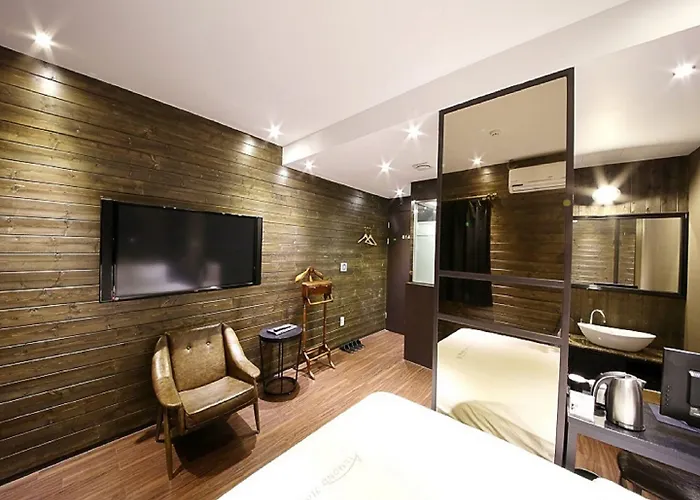 Hotel Almond Station 3*