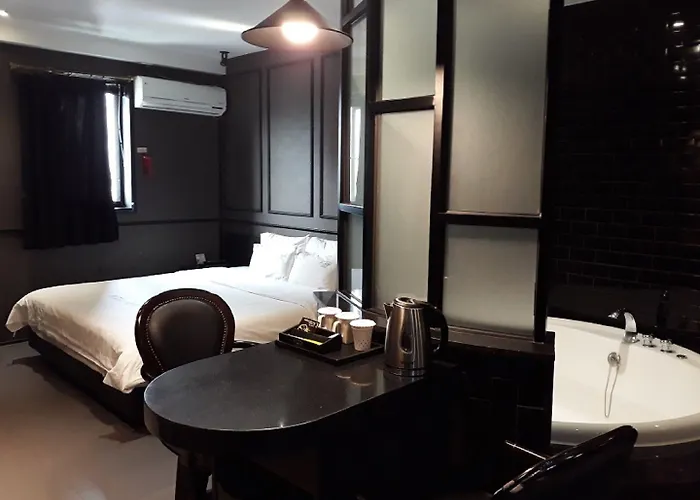 Hotel Almond Station 3*