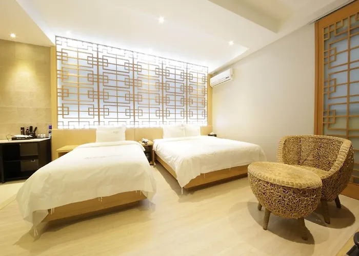Hotel Almond Station 3*