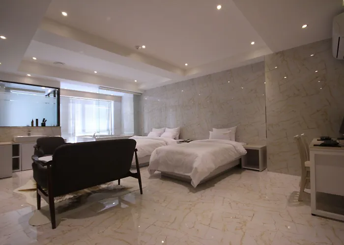 Hotel Almond Station 3*