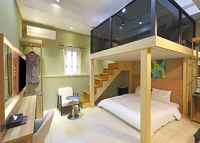 Hotel Almond Station 3*