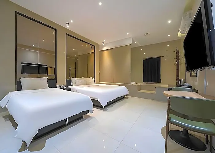 Almond Station Hotel 3*