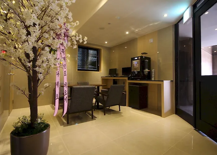Hotel Almond Station 3*