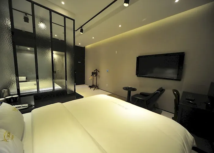 Hotel Almond Station 3*