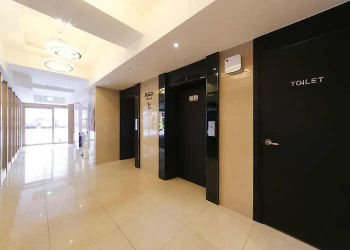 Hotel Almond Station 3*